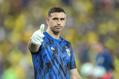 A pura puntería: el gesto de Dibu Martínez con un pequeño hincha que visitó la concentración de la Selección