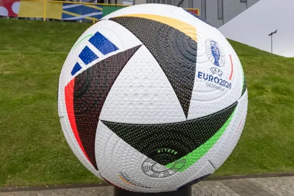 Cómo es la pelota inteligente que se utiliza en la Eurocopa 2024