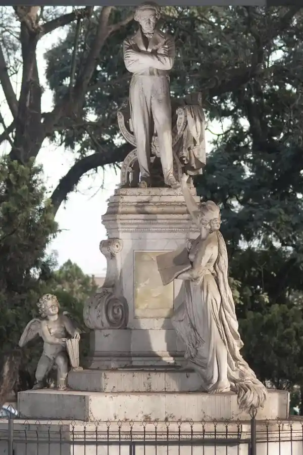 OBRA DE ARTE. El 26 de septiembre de 1904 se inauguró el monumento de Juan Bautista Alberdi, realizado por Lola Mora.
