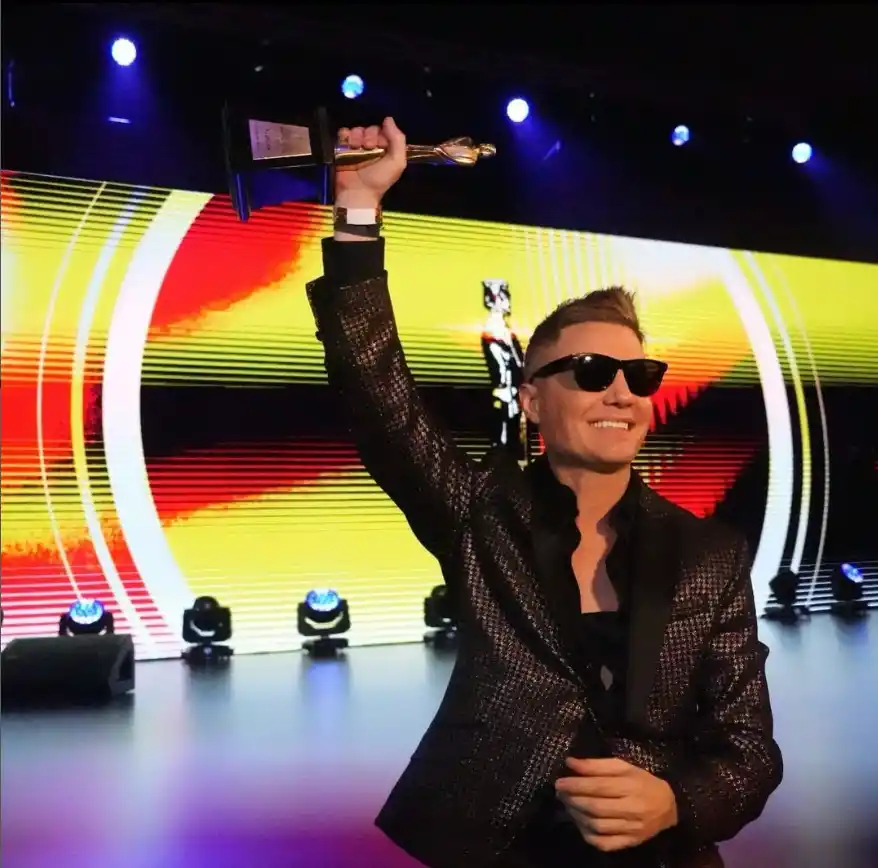 EUFÓRICO. “¡Aguante la radio, carajo!”, gritó Santiago del Moro con su Oro.