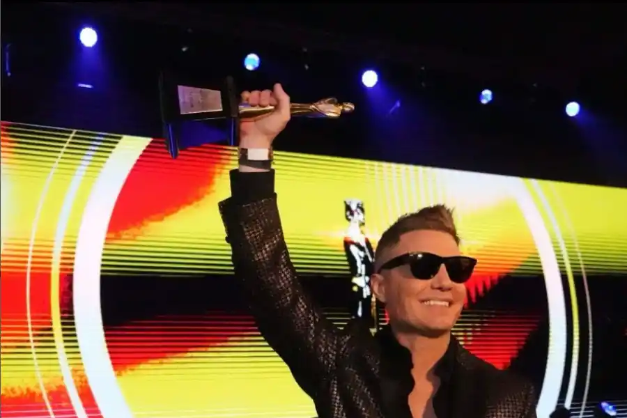 EUFÓRICO. “¡Aguante la radio, carajo!”, gritó Santiago del Moro con su Oro.