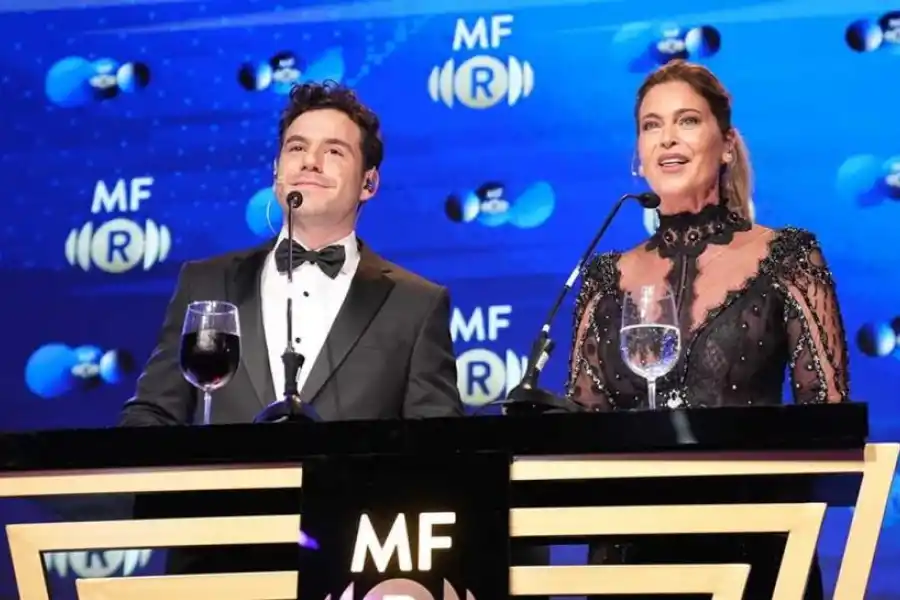 TRANSMISIÓN. Fer Dente y Karina Mazzocco condujeron la gala por América.