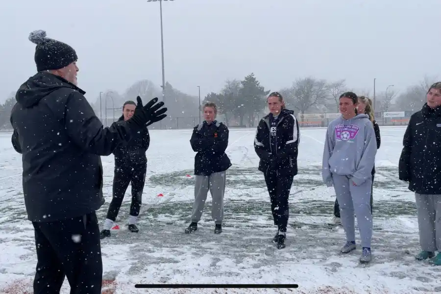 Almada entrenando a Berlin FC, equipo de fútbol canadiense. 