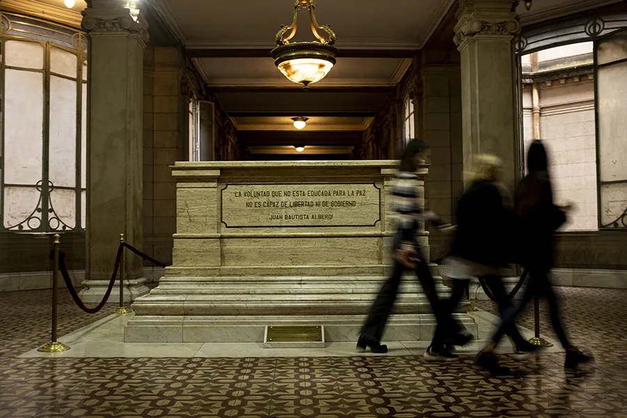APATÍA. Pocos saben que en este mausoleo están los restos del prócer.