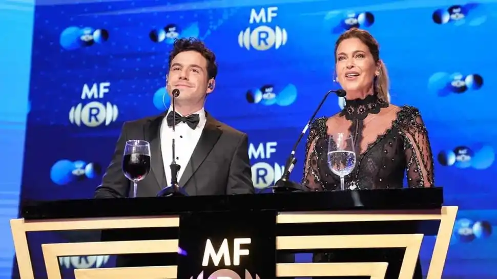 TRANSMISIÓN. Fer Dente y Karina Mazzocco condujeron la gala por América.