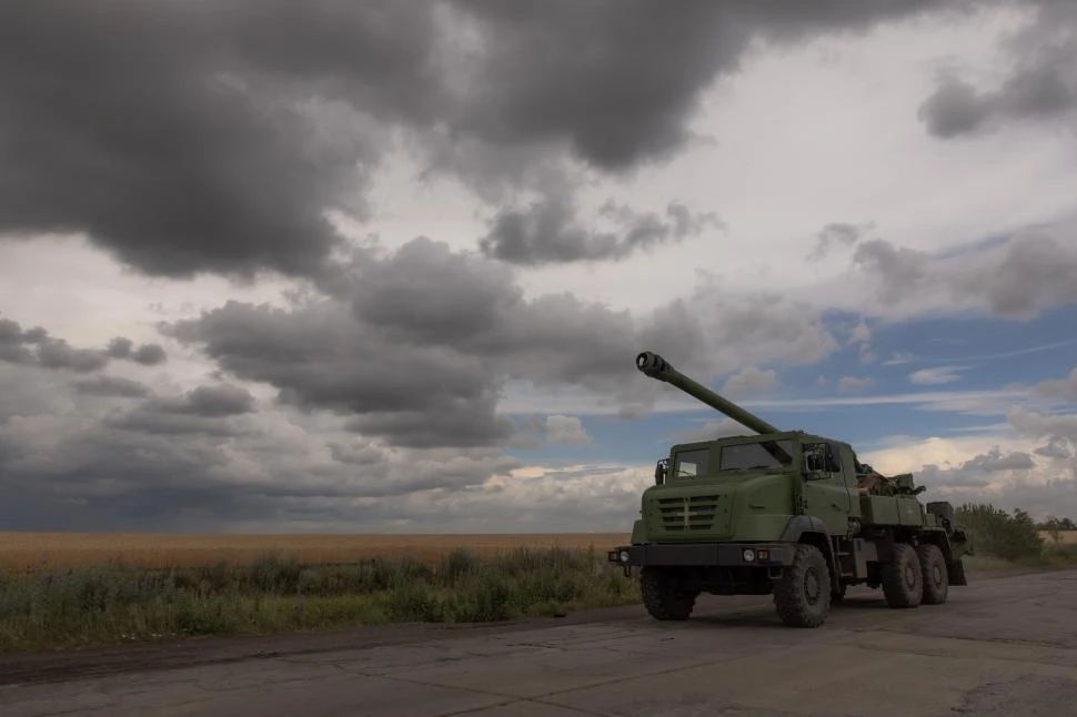 AYUDA EUROPEA. Un vehículo Cesar, de fabricación francesa, recorre una ruta en la región de Donetsk.