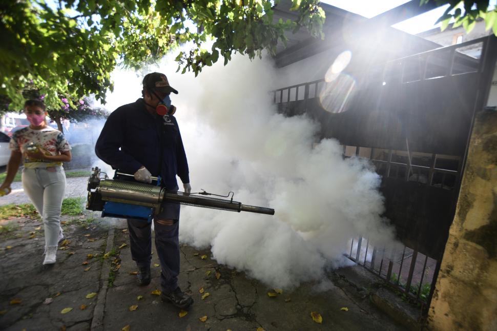OPERATIVOS. Agentes realizan fumigaciones en aquellos domicilios donde todavía se detectan casos de dengue. LA GACETA / FOTOS DE OSVALDO RIPOLL E INÉS QUINTEROS ORIO