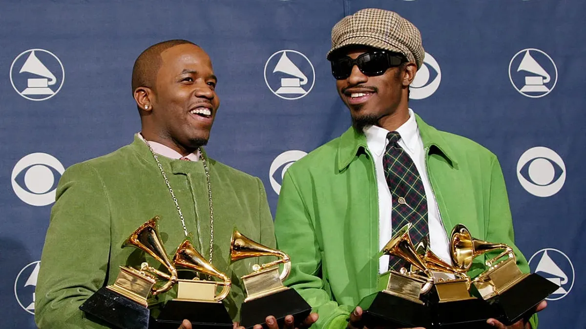 HISTÓRICOS. Big Boi y Andre 3000 de Outkast posan con sus seis premios Grammy, en la sala de prensa de la 46ª Entrega Anual de los Premios Grammy de 2004. Foto tomada de FOX5.