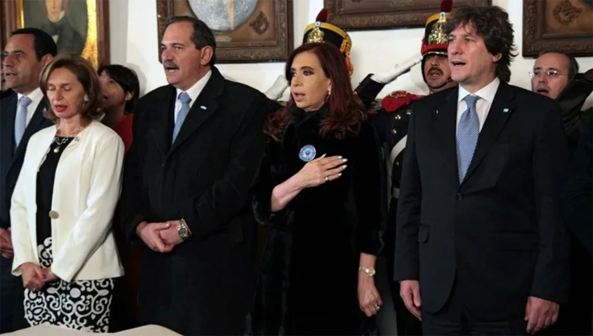 UNA DÉCADA ANTES. En el esplendor de su poderío, Alperovich celebró la Independencia junto a Cristina Fernández de Kirchner, en 2013.