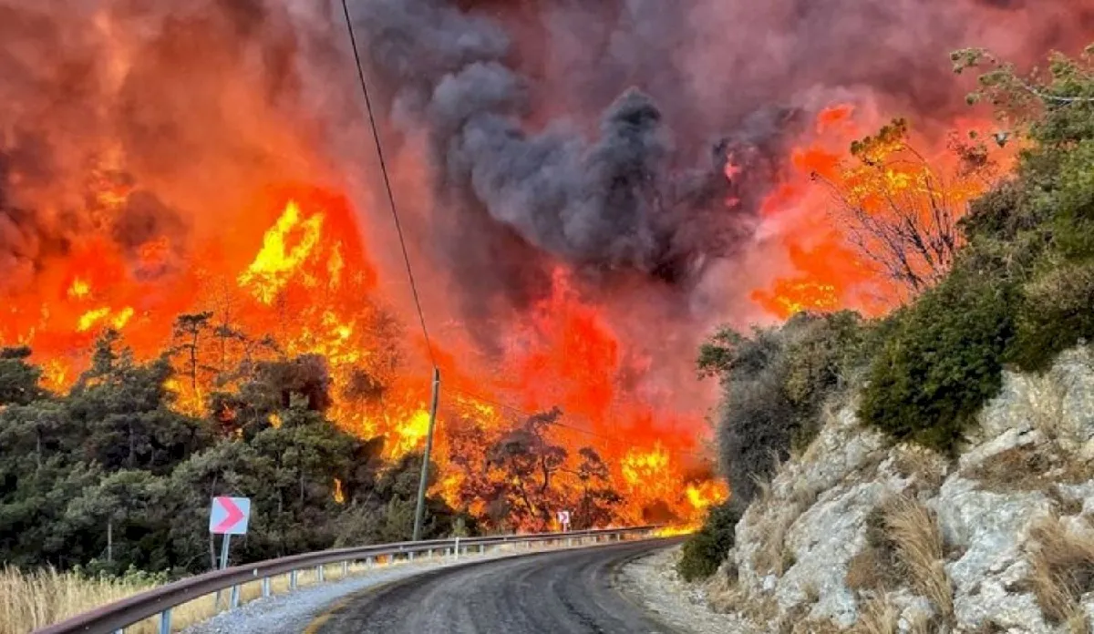 Incendios forestales se expanden en Grecia y Turquía