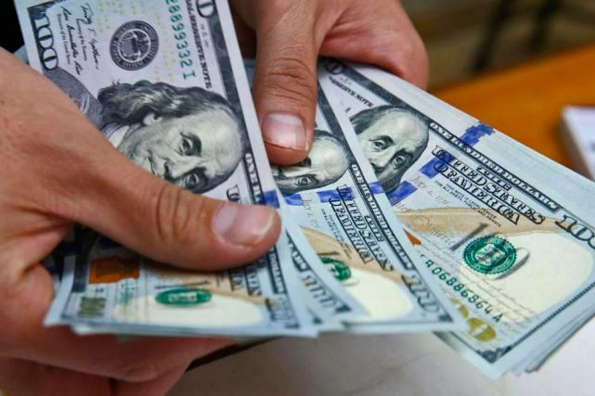 En la previa del fin de semana largo, el dólar blue retrocedió cinco unidades y finalizó a $1.300