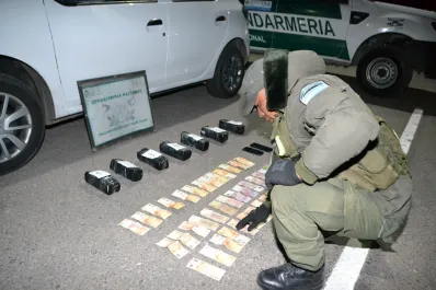 Detienen a un conductor que llevaba cocaína debajo del tablero y en el parante de la puerta del auto