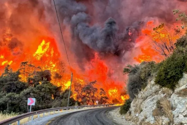 Incendios forestales se expanden en Grecia y Turquía