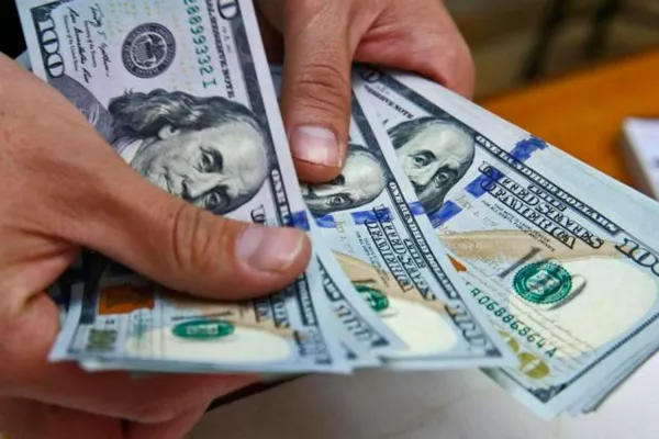 En la previa del fin de semana largo, el dólar blue retrocedió cinco unidades y finalizó a $1.300