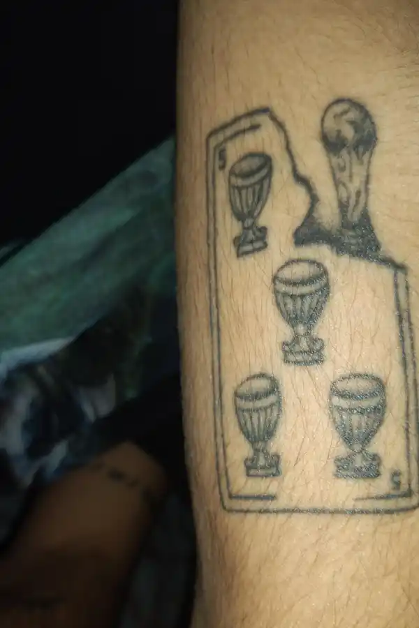 5 DE COPAS. Leonardo Álvarez decidió tatuarse la mítica carta que adivinó Lionel Messi previo a la final de la Copa América 2021. / Foto: Leonardo Álvarez