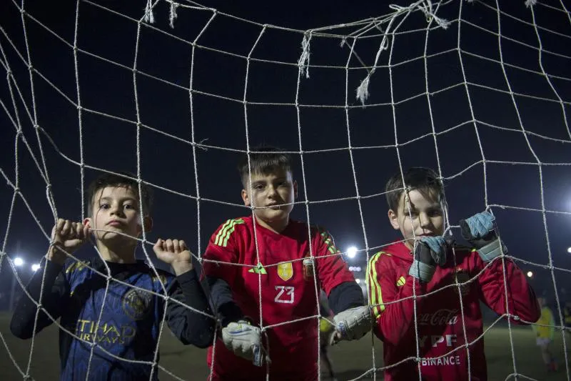 Sueñan con llegar a ser como Dibu Martínez y aprenden los secretos del puesto en una escuelita para arqueros de Yerba Buena