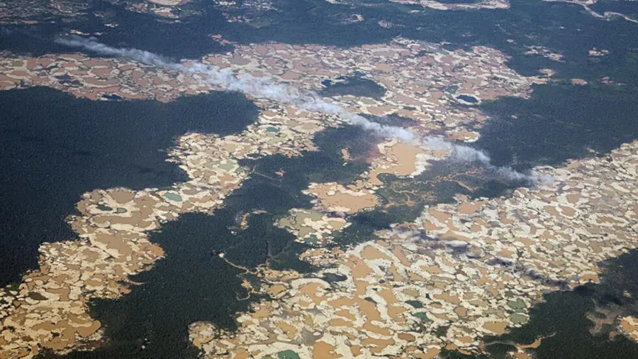 Imagen aérea de dragas en una zona de extracción ilegal de oro en el departamento de Madre de Dios, en la región amazónica en el sureste de Perú.