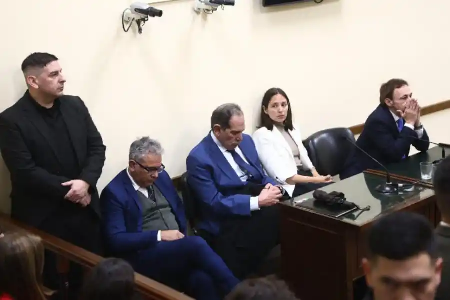 INSTANTES PREVIOS. En tensa quietud, Alperovich escucha el veredicto que lo termina condenando.