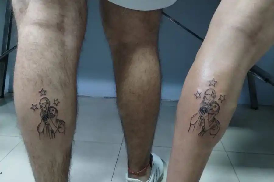HERMANOS SEAN UNIDOS. Gastón y Tomás Lieb decidieron inmortalizar en su piel la imagen de Lionel Messi levantando la copa. / Foto: Tomás Lieb