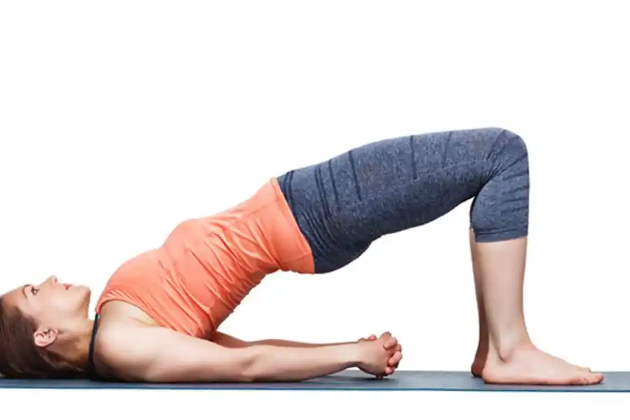 La posturas de yoga que se asemejan a una rutina de gimnasio y que pueden fortalecer tus músculos