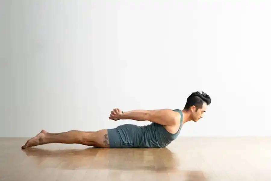 La posturas de yoga que se asemejan a una rutina de gimnasio y que pueden fortalecer tus músculos