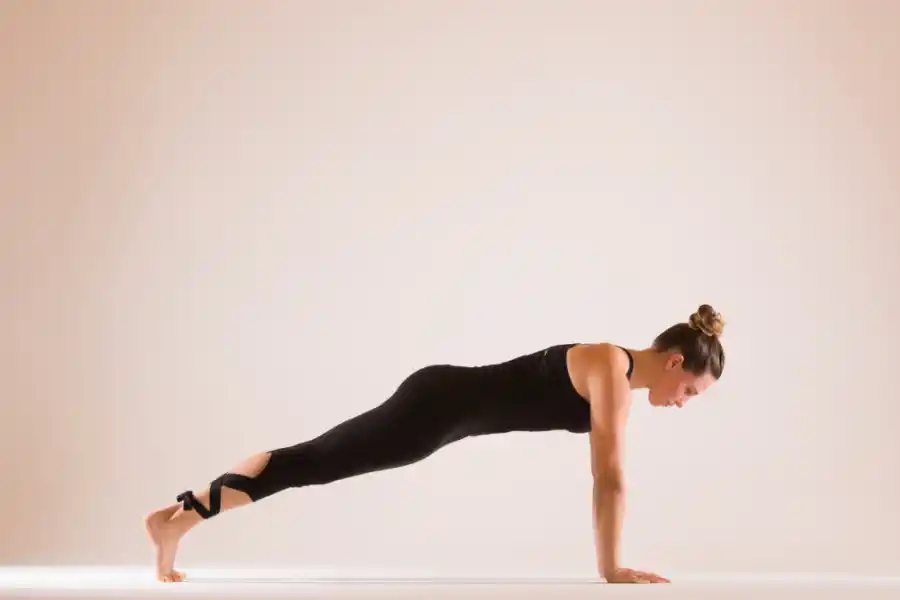 La posturas de yoga que se asemejan a una rutina de gimnasio y que pueden fortalecer tus músculos