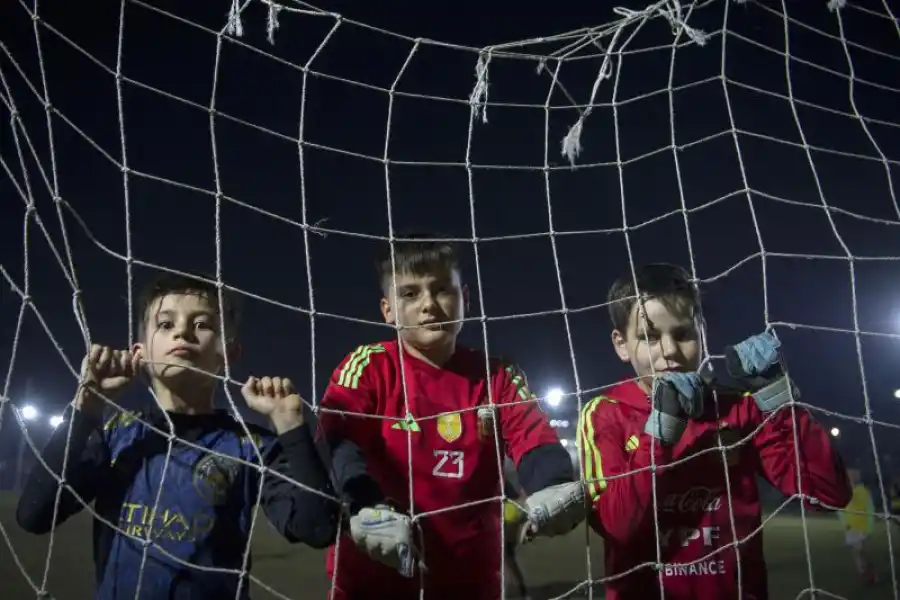Sueñan con llegar a ser como Dibu Martínez y aprenden los secretos del puesto en una escuelita para arqueros de Yerba Buena