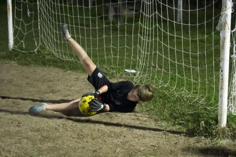 Sueñan con llegar a ser como Dibu Martínez y aprenden los secretos del puesto en una escuelita para arqueros de Yerba Buena