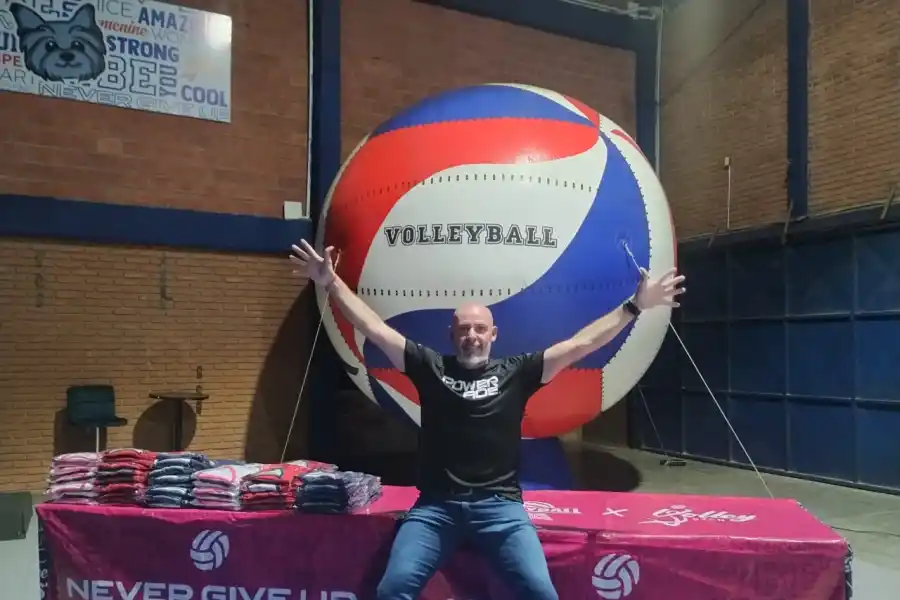 La historia de un tucumano que se fue como entrenador a un club de vóley boliviano y lo sacó campeón en cuatro meses