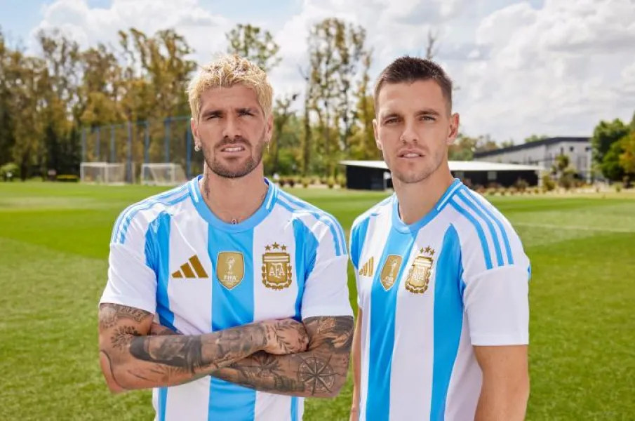 LA TITULAR SUMA PUNTOS. El 85% de los jóvenes tucumanos encuestados prefiere la versión titular de la camiseta de la Selección Argentina antes que la alternativa. / Adidas