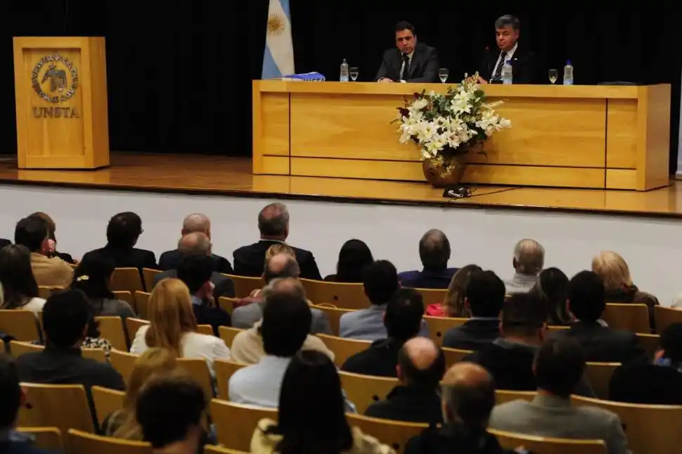 EN LA UNSTA. Catalán disertó anoche invitado por Federalismo y Libertad.