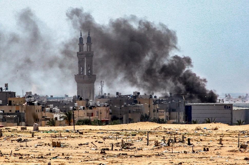 AL SUR DE GAZA. El humo flota sobre el barrio Sultan, en la ciudad de Jan Yunis, noroeste de Rafah, en un día “tranquilo” y sin combates.