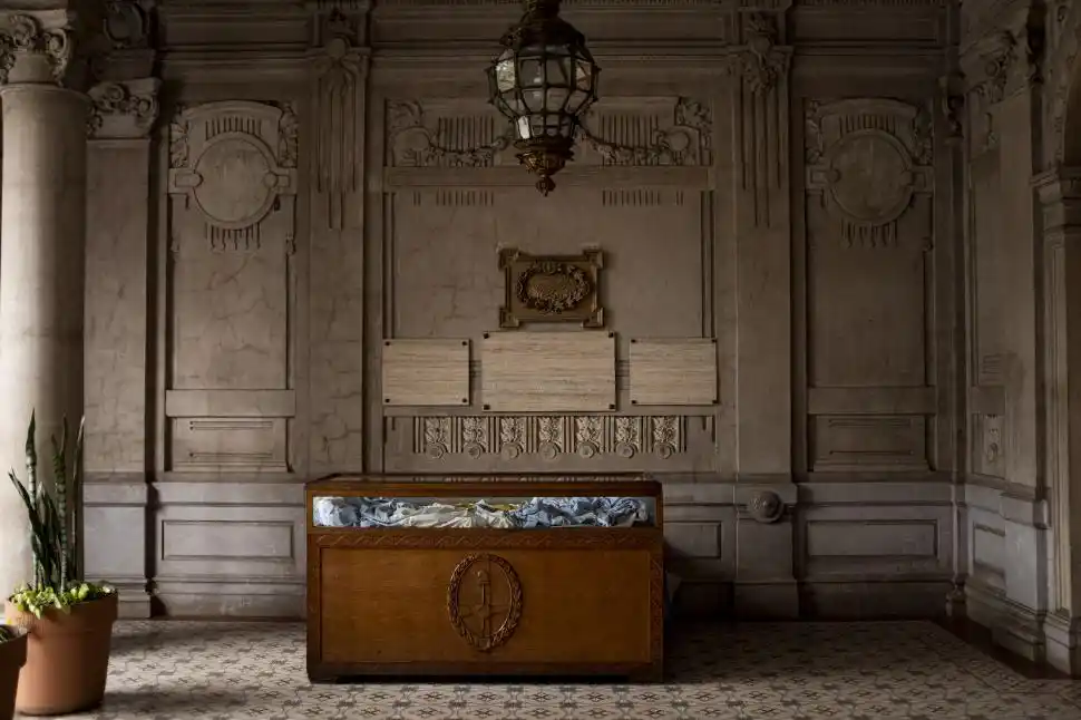 DESCUIDO. Placas ilegibles donde estaba Alberdi en Casa de Gobierno.