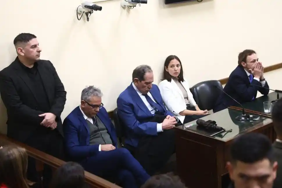 INSTANTES PREVIOS. En tensa quietud, Alperovich escucha el veredicto que lo termina condenando.