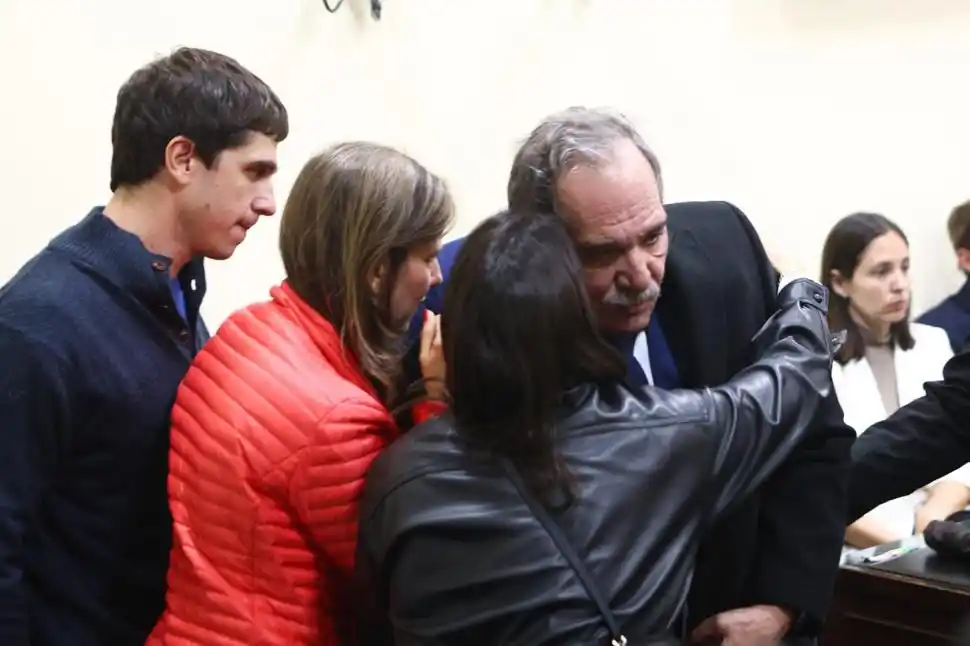 ABRAZO FAMILIAR. Las hijas del acusado le dan un consuelo al condenado, impactado por la sentencia.