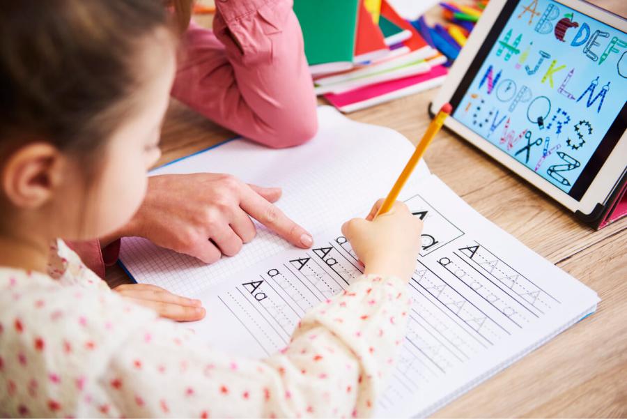Los especialistas aconsejan a los padres mantener las prácticas con lápiz y papel en los niños.