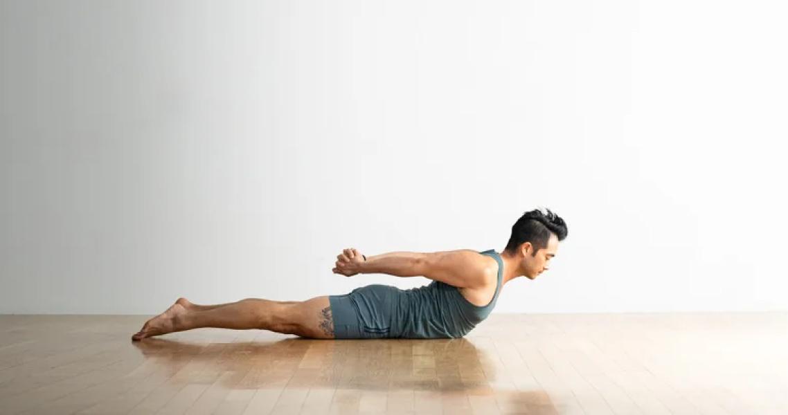 La posturas de yoga que se asemejan a una rutina de gimnasio y que pueden fortalecer tus músculos