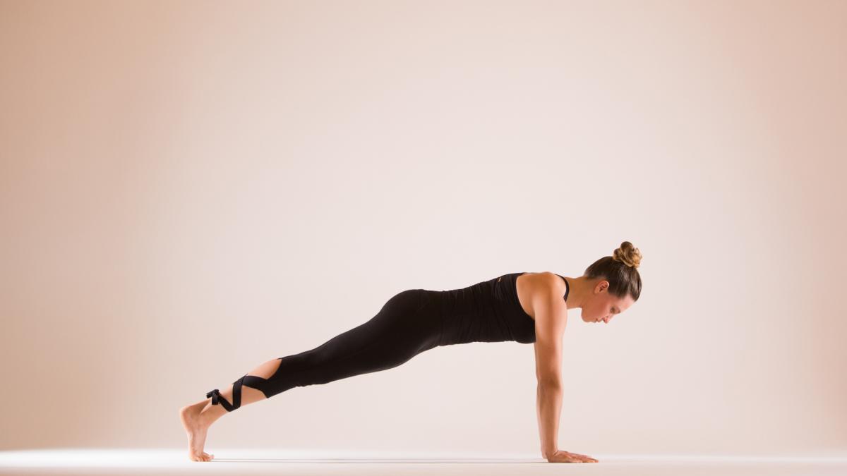 La posturas de yoga que se asemejan a una rutina de gimnasio y que pueden fortalecer tus músculos