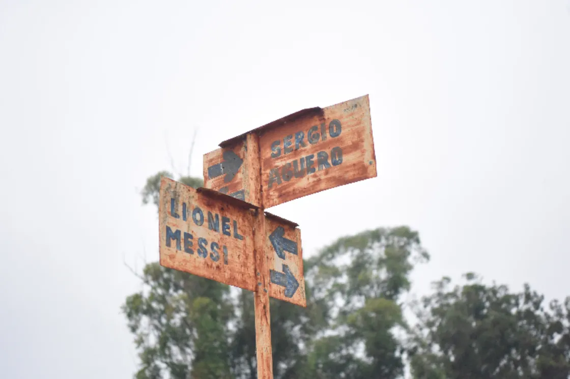 ÓXIDO. Los carteles evidencian el paso del tiempo y el casi nulo cuidado.