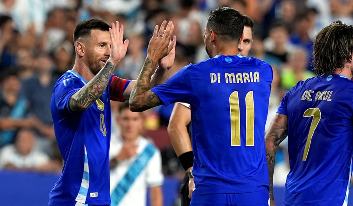ÚLTIMO BAILE. Messi y Di María iniciarán hoy el último torneo juntos, después casi dos décadas compartidas con la camiseta de la Selección.