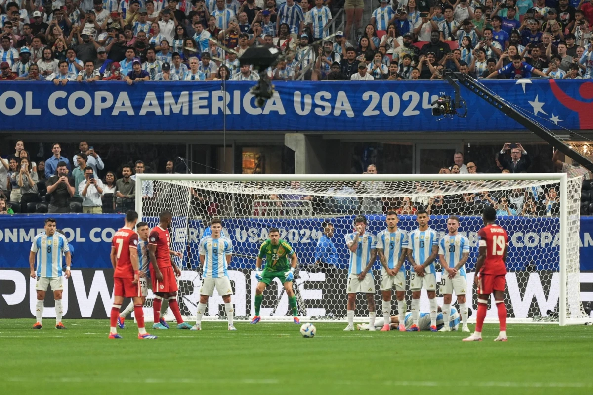 Argentina, con goles de Álvarez y Martínez, ganó en un debut difícil ante Canadá