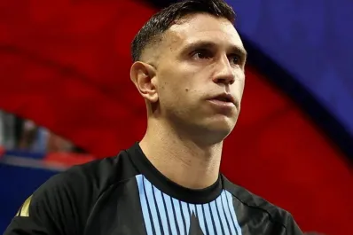 Acá no: la tremenda tapada de “Dibu” Martínez ante Canadá, para mantener el arco en cero