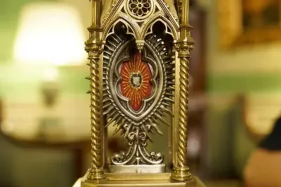 Una hostia se convirtió en carne humana: conocé esta sorprendente historia que sucedió en el país y en el que intervino el Papa