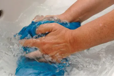 Cómo eliminar el olor a transpiración de la ropa antes de lavarla