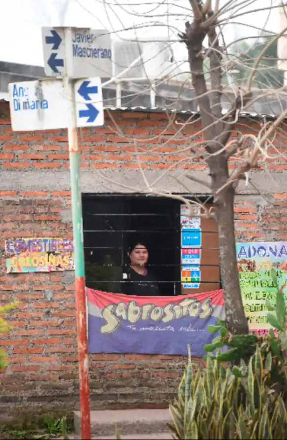 EN MASCHERANO Y DI MARÍA. Cecilia Molina aparece en la ventana de su kiosco. La fanática de “Fideo” no anduvo con vueltas. “Vivo en la mejor esquina del barrio”, aseguró.