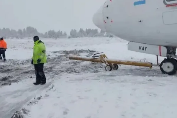 Temporal de nieve: un avión patinó en el aeropuerto de Bariloche