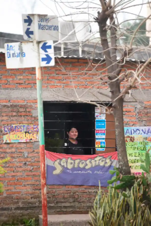 EN MASCHERANO Y DI MARÍA. Cecilia Molina aparece en la ventana de su kiosco. La fanática de “Fideo” no anduvo con vueltas. “Vivo en la mejor esquina del barrio”, aseguró.