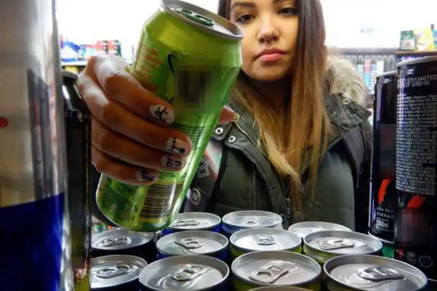 Pacientes con arritmia corren riesgo si beben bebidas energizantes