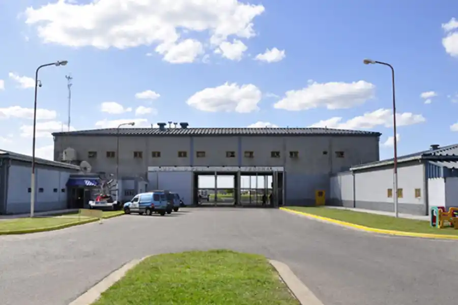 SU DESTINO. El frente del penal de Ezeiza.