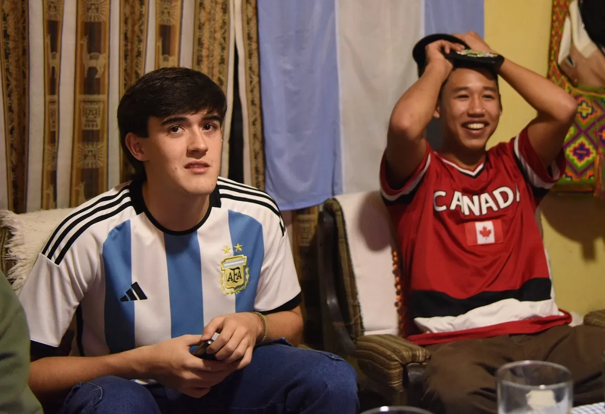 NO LO PUEDE CREER. Julien Edwards se lamenta las ocasiones pérdidas por Canadá, junto a su amigo Matías Ruiz Milovan.